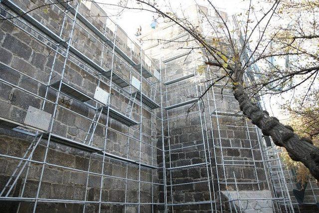 Başkan &Ccedil;elik, Tarihi Kayseri Kalesi&rsquo;ndeki Restorasyon &Ccedil;alışmalarını Takip Etti 1