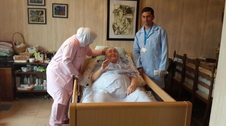 İzmit Belediyesi&rsquo;nin Evde Bakım Hizmeti Devam Ediyor