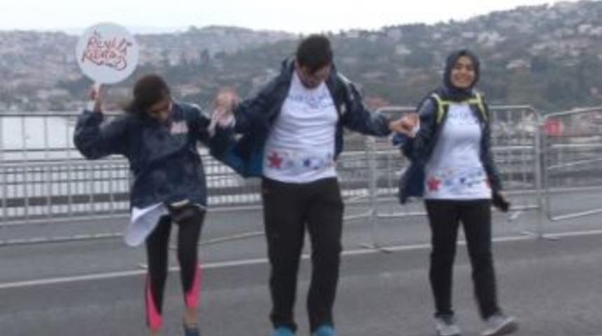 15 Temmuz Şehitler K&ouml;pr&uuml;s&uuml;&rsquo;nde Halay &Ccedil;ektiler