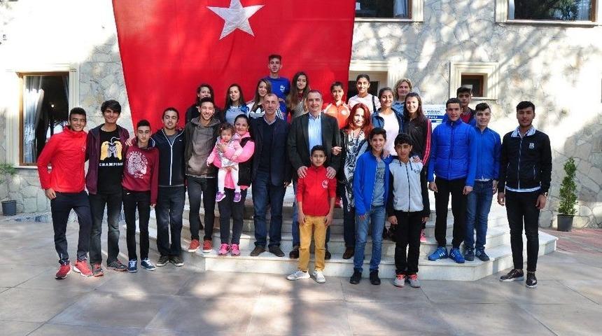 Milli Atletler, Başkan Gen&ccedil;er İle Buluştu