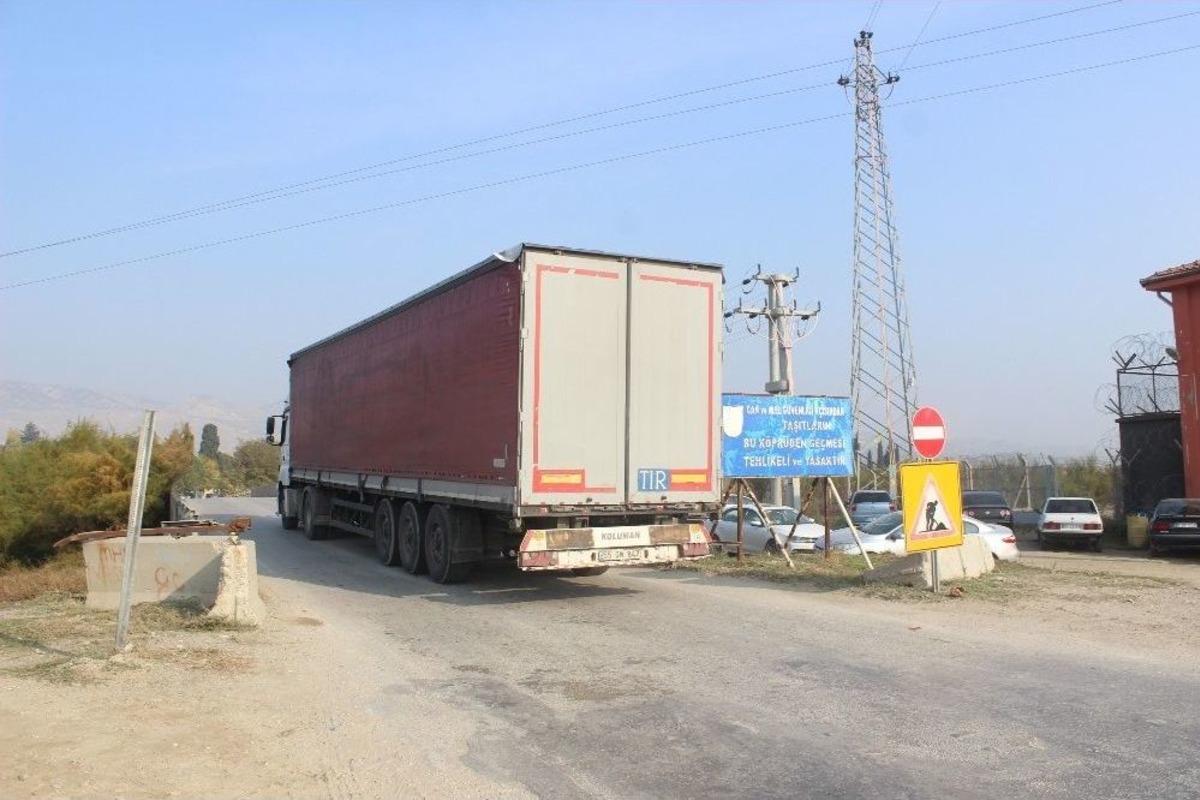 Denizli&rsquo;de &rsquo;ara&ccedil; Ge&ccedil;işine Yasak&rsquo; Olan Trafiğe A&ccedil;ık K&ouml;pr&uuml; Bilmecesi