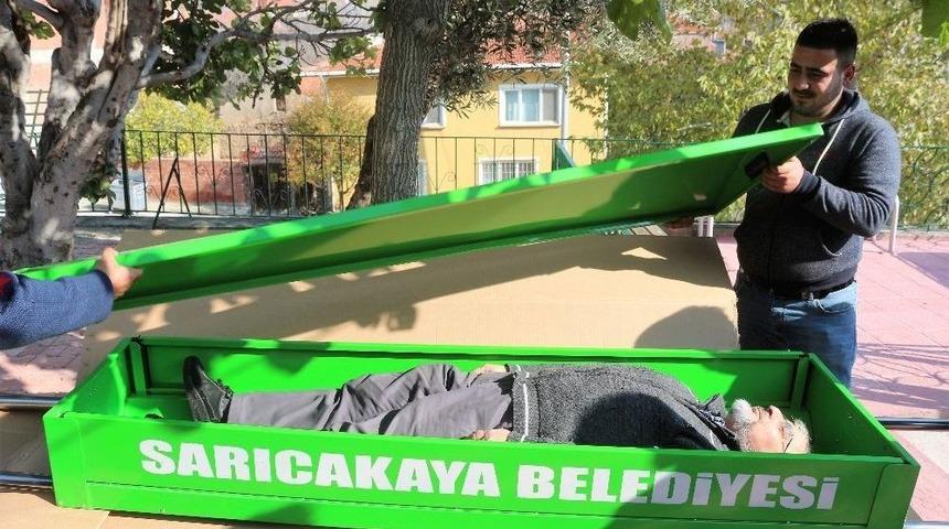 Hediye Tabutun İçine Girip Kendini Taşıttı