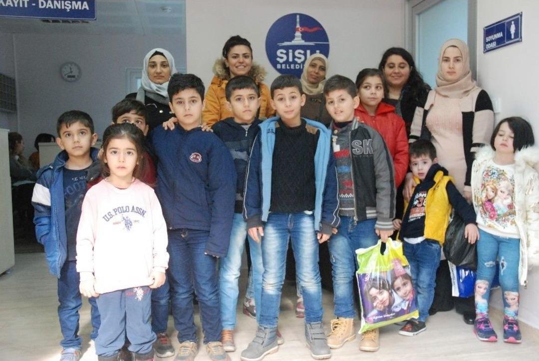 Suriyeli &Ccedil;ocuklar Y&uuml;zme &Ouml;ğreniyor