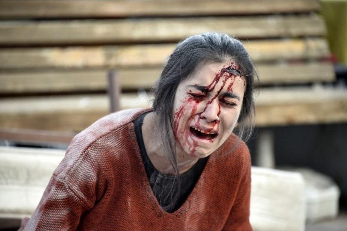 Deprem Ger&ccedil;eğine Sokak Tiyatrosuyla Dikkat &Ccedil;ektiler