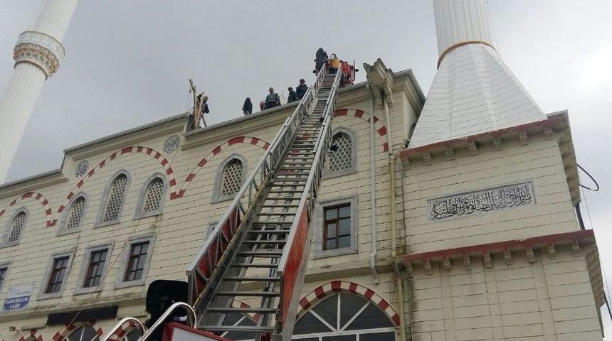 (&ouml;zel Haber) Tadilat İ&ccedil;in &Ccedil;ıktığı Kubbeden Caminin &Ccedil;atısına D&uuml;şt&uuml;