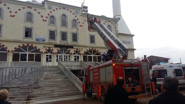 (özel Haber) Tadilat İçin Çıktığı Kubbeden Caminin Çatısına Düştü