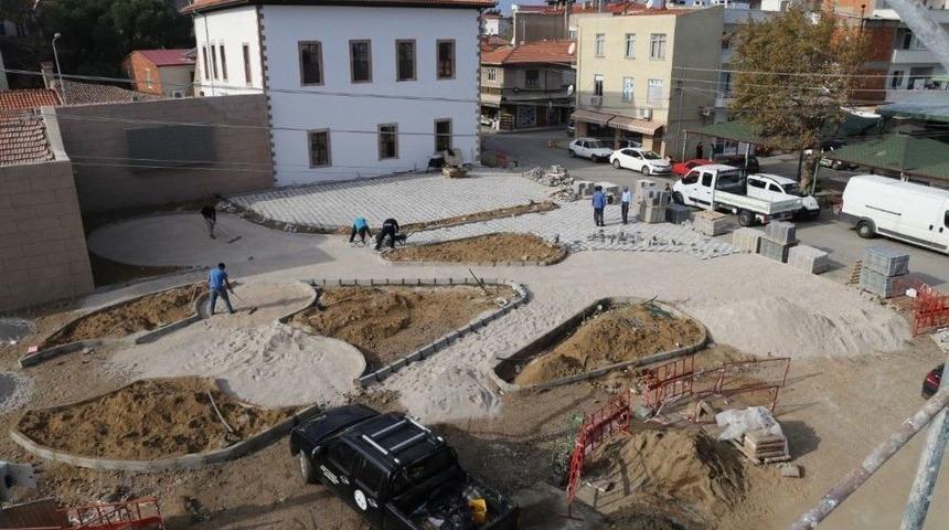 Burhaniye&rsquo;de Pazardan D&ouml;nen Vatandaşa Dinlenme Yeri Yapılıyor