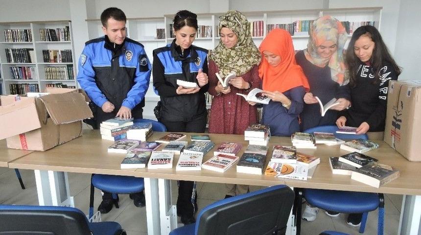 Aksaray Emniyetinden Kütüphanelere Kitap Desteği