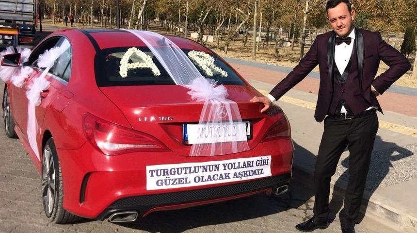 Gelin Arabasına "turgutlu&rsquo;nun Yolları Gibi G&uuml;zel Olacak Aşkımız" Yazdırdı