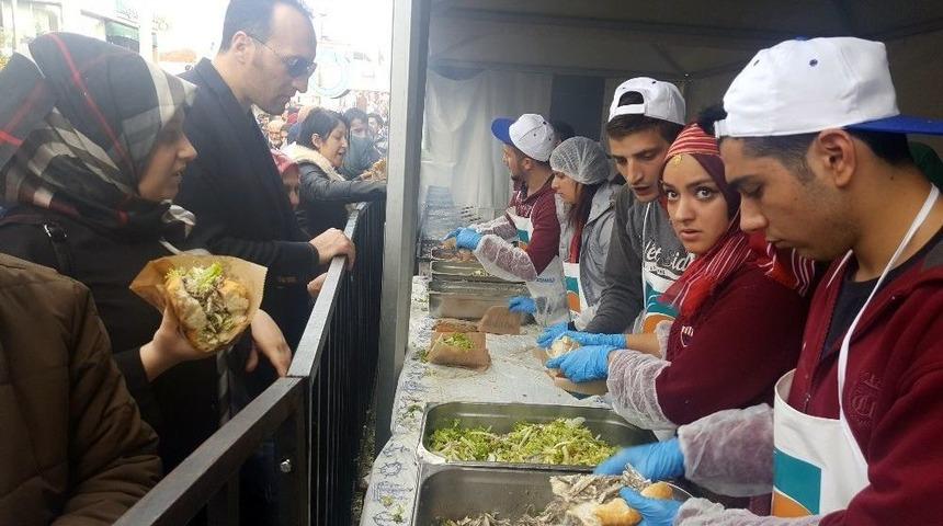 &Ccedil;ekmek&ouml;y&rsquo;de 10 Ton Hamsi Dağıtıldı