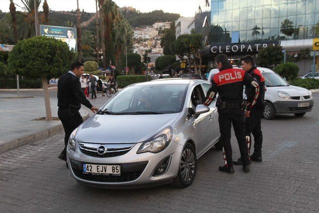 Polisten Şüpheli Araçlara Denetim 1