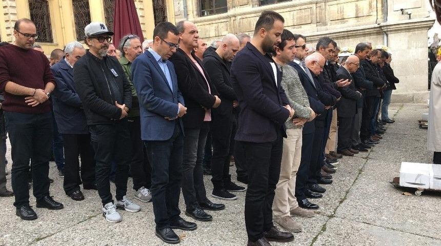 Sertab Erener Babasını Son Yolculuğuna Uğurladı