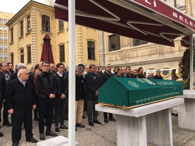 Sertab Erener Babasını Son Yolculuğuna Uğurladı 1