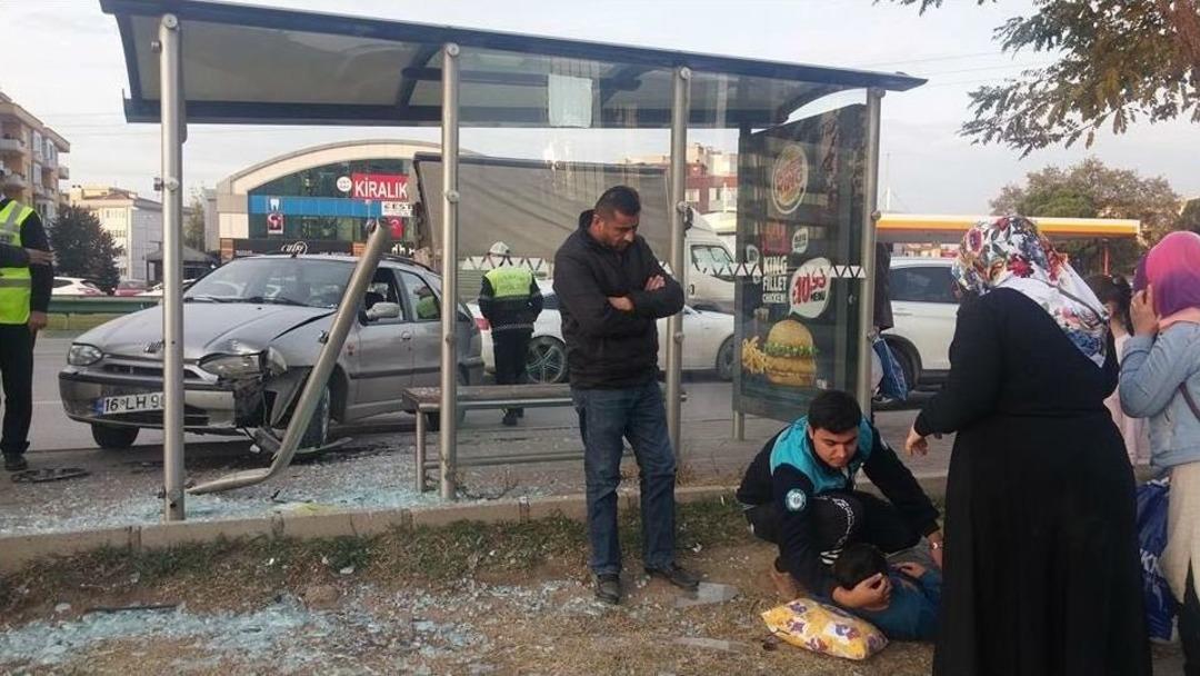 Bursa&rsquo;da Otomobil Otob&uuml;s Durağına Daldı: 2 Yaralı