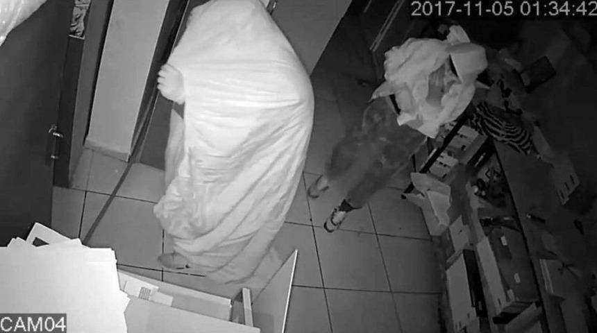 &Uuml;zerlerine &Ouml;rtt&uuml;kleri &Ccedil;arşaflar Hırsızları Kurtaramadı