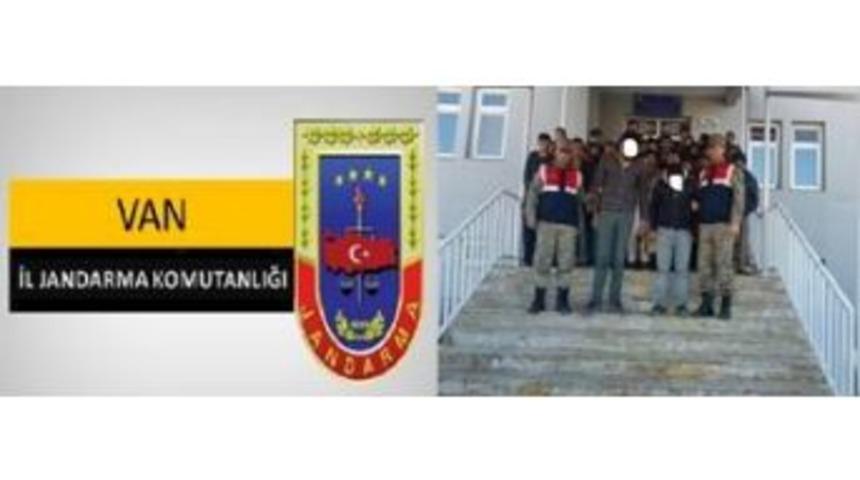 Kapalı Kasa Kamyonette 42 Ka&ccedil;ak Şahıs Yakalandı