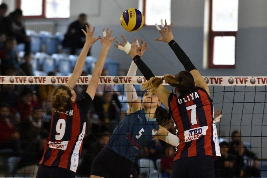 Bayanlar Voleybol 1. Ligi: G&uuml;m&uuml;şhane Belediyesi Gen&ccedil;lerbirliği: 1 - Ted Ankara Kolejliler: 3