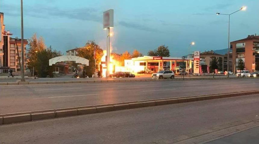 Denizli&rsquo;de Akaryakıt İstasyonunda Korkutan Yangın