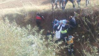 Otomobil Dereye Uçtu: 1 Yaralı