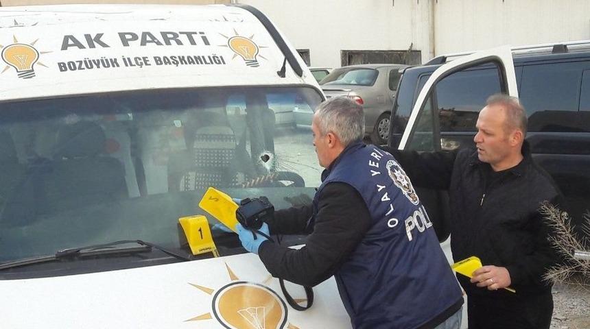 Boz&uuml;y&uuml;k&rsquo;te Ak Parti&rsquo;nin Aracına Saldırı