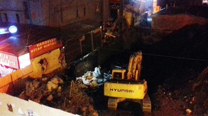 Van&rsquo;da İnşaat Kazısında Binanın Duvarı &Ccedil;&ouml;kt&uuml;