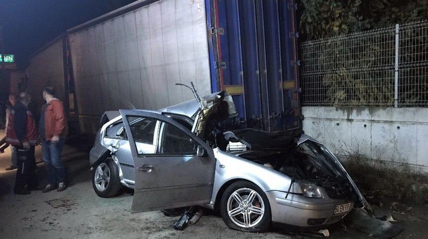 Otomobil Park Halindeki Tıra &Ccedil;arptı: 1 &Ouml;l&uuml;, 1 Yaralı