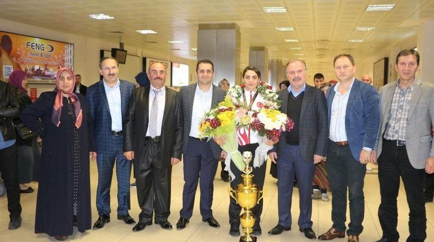 D&uuml;nya Kick Boks Şampiyonu Nagihan Kalyoncu &Ccedil;i&ccedil;eklerle Karşılandı