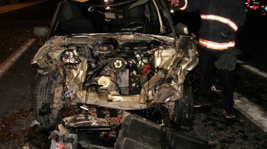 Otomobil,kamyona &Ccedil;arptı: 1&rsquo;i Ağır 3 Yaralı