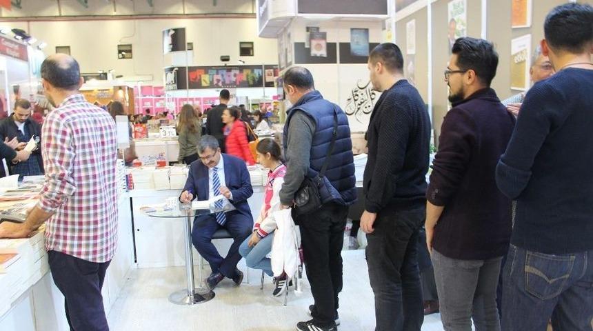 &Uuml;nl&uuml; Edebiyat&ccedil;ı Hayati İnan&ccedil; Okurlarıyla Buluştu