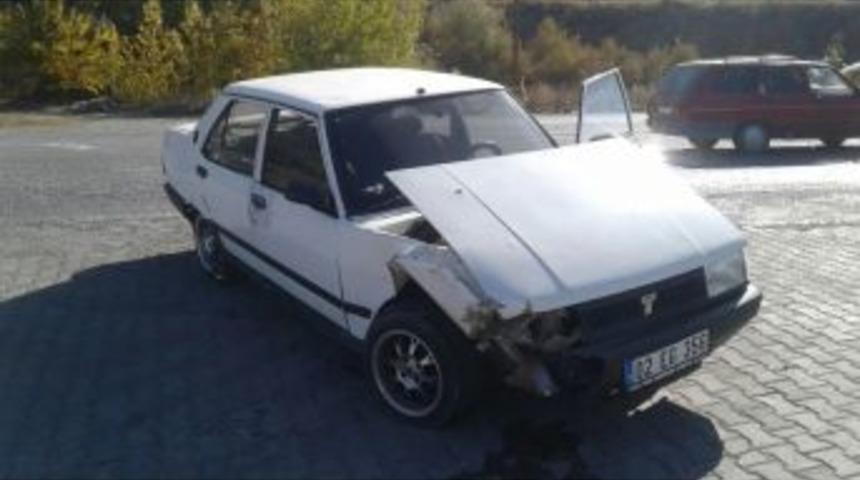 İki Otomobil &Ccedil;arpıştı