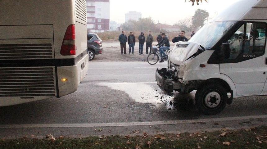 İş&ccedil;i Taşıyan Servisler &Ccedil;arpıştı: 8 Yaralı