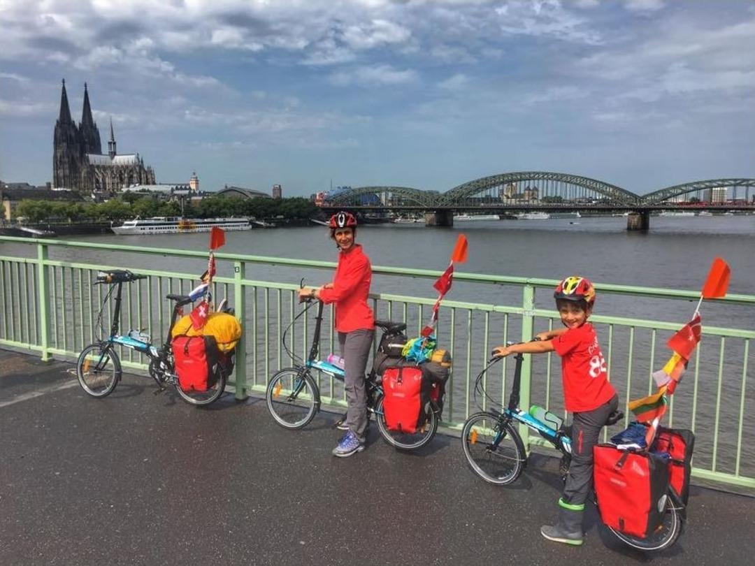 Bisikletleriyle Ailece 26 &Uuml;lke Gezdiler