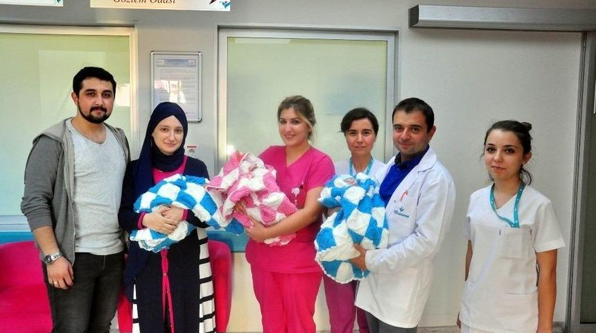 Manisalı &Ccedil;ift &Uuml;&ccedil;&uuml;zlerini 50 G&uuml;n Sonra Kucaklarına Aldı