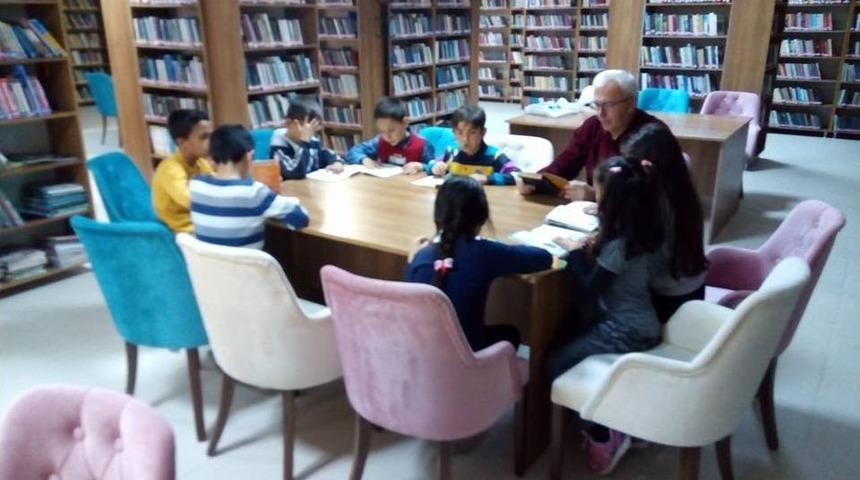 İlkokul &Ouml;ğrencileri Hafta Sonu K&uuml;t&uuml;phanede