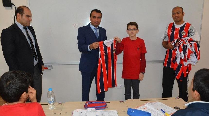 Şanlıurfa&rsquo;daki &Ouml;ğrenciye Basketbolcuların İmzaladığı Forma Hediyesi