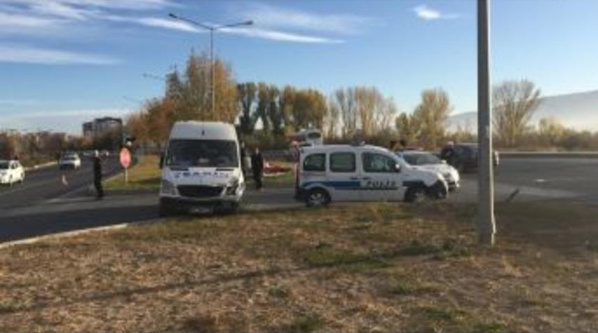 &Uuml;niversite Servisi Kaza Yaptı:5 Yaralı