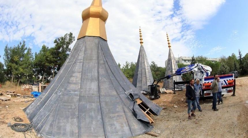 Kubbe Ve Minarelerin Alemleri Dev Vin&ccedil;le Yerleştirildi