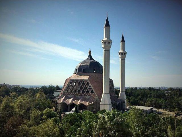 Kubbe Ve Minarelerin Alemleri Dev Vinçle Yerleştirildi