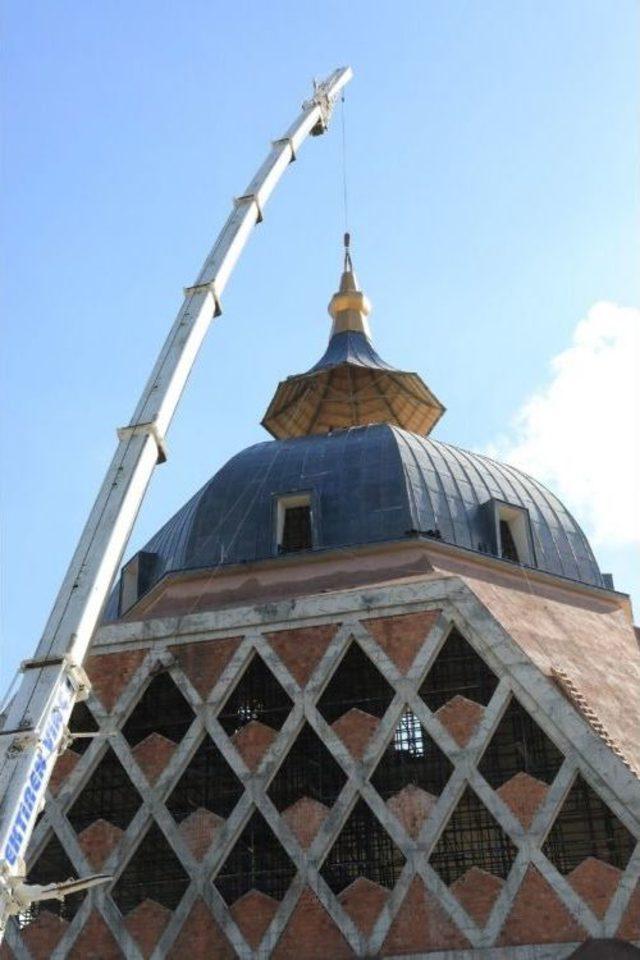 Kubbe Ve Minarelerin Alemleri Dev Vinçle Yerleştirildi