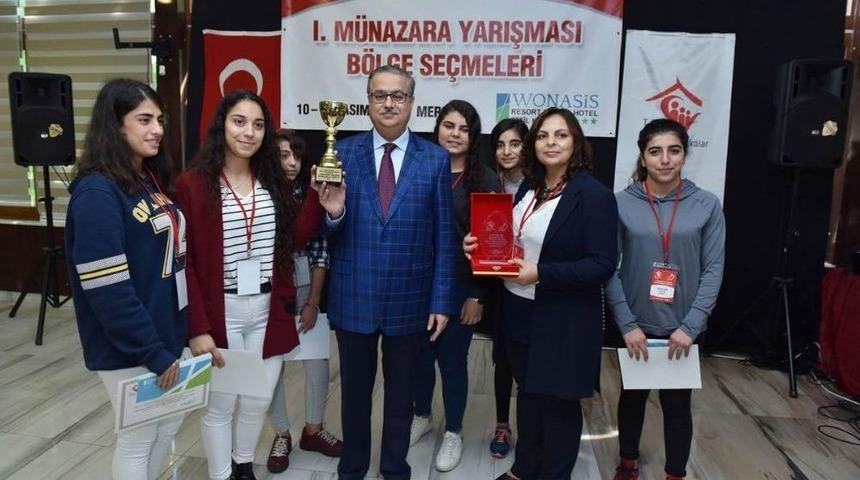 Vali Su, B&ouml;lge Birincisi Olan Mersin &Ccedil;ocuk Evleri Sitesi &Ouml;ğrencilerine &Ouml;d&uuml;llerini Verdi