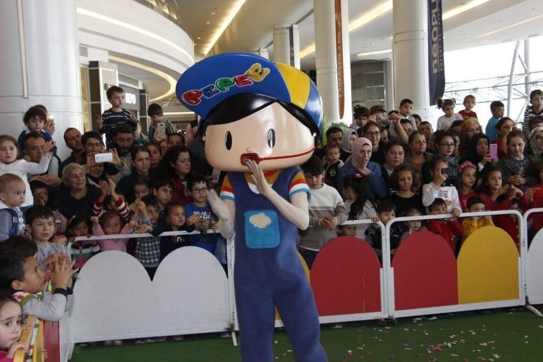 Pepee, Neoplus&rsquo;ta Minik Hayranlarıyla Buluştu