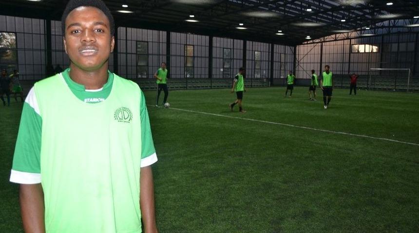 Uluslararası &Ouml;ğrenciler Dostluk İ&ccedil;in Sahaya &Ccedil;ıktı