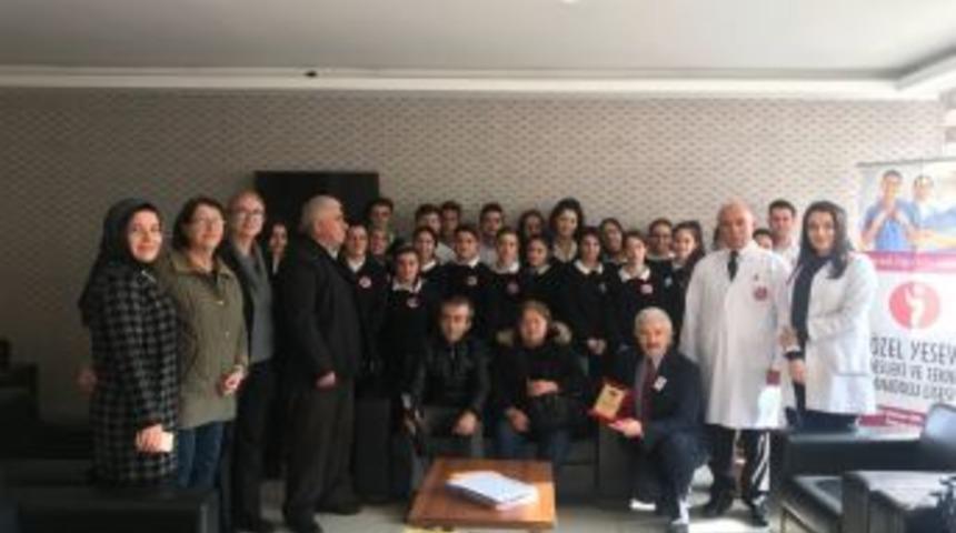 Liseli Gen&ccedil;ler Topladıkları 200 Kilo Kapağı G&ouml;rsem&rsquo;e Teslim Etti