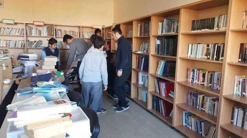 &Ouml;ğretmen Ve &Ouml;ğrencilerin Girişimiyle Okula K&uuml;t&uuml;phane Kuruldu