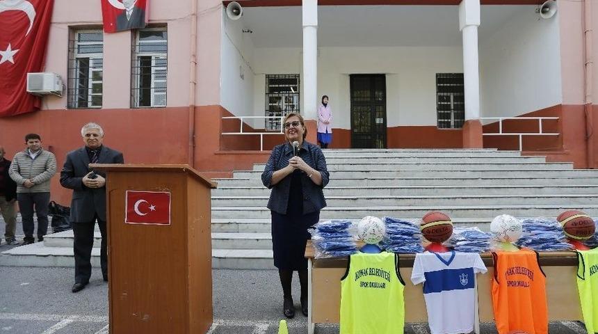 Konak&rsquo;ta 4 Bin 200 &Ouml;ğrenciye Malzeme Yardımı