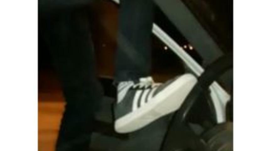 Hızla Giden Otomobilin Kapısını A&ccedil;ıp Direksiyonu Ayaklarıyla Kullandı