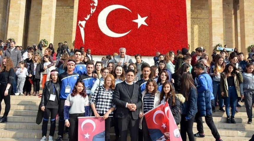 İzmirli Gen&ccedil;ler Ata&rsquo;nın Huzuruna &Ccedil;ıktı
