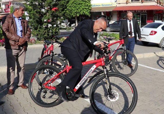 Gazipaşa’da Belediye Birim Amirlerine Makam Aracı Olarak Bisiklet Dağıtıldı