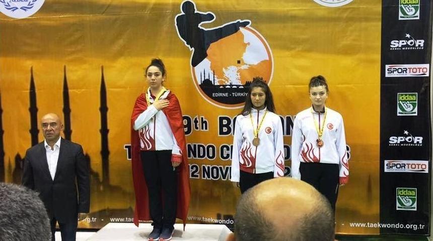 Hümeyra Beşer Madalyayla Döndü