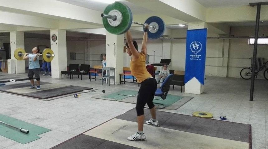 Burhaniye&rsquo;de Halter Sporuna Halk Eğitim Desteği